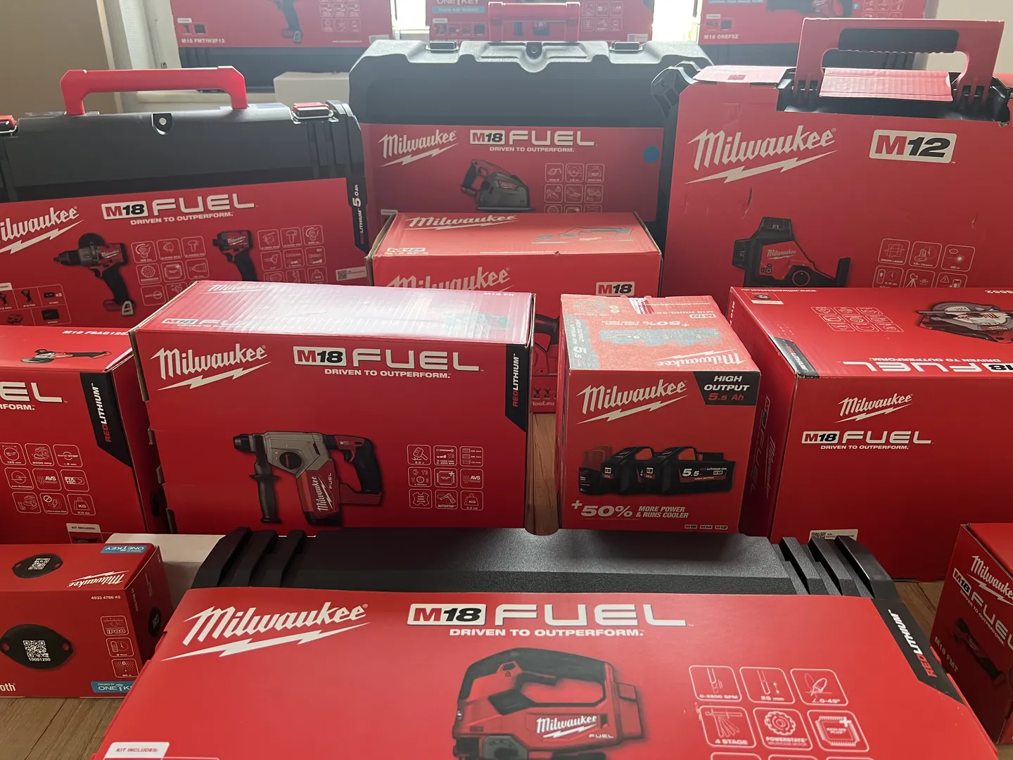Une partie de l’équipement Milwaukee M18 FUEL réceptionné dans nos locaux de Crauthem.